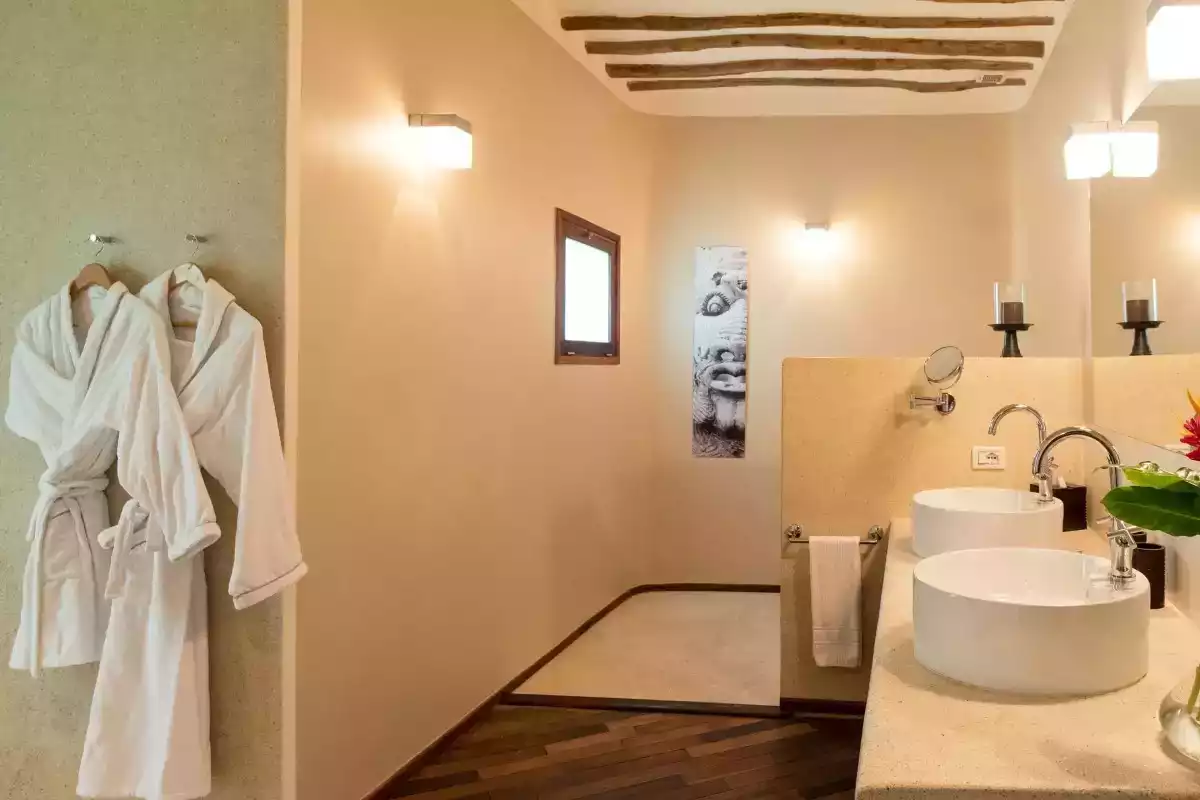 15 Day Safari Botswana, Vic Falls, Zanzibar